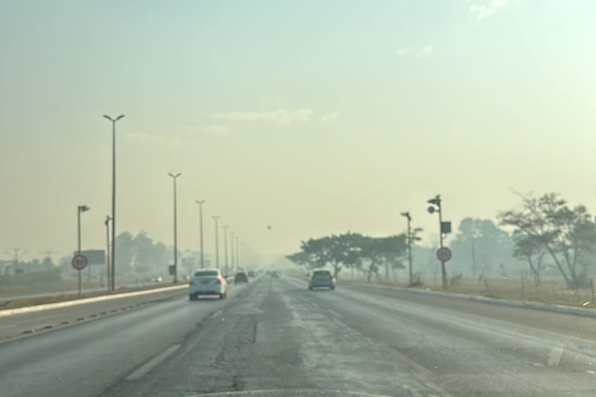 Imagem mostra fumaça de incêndio na região central de Brasília -Metrópoles