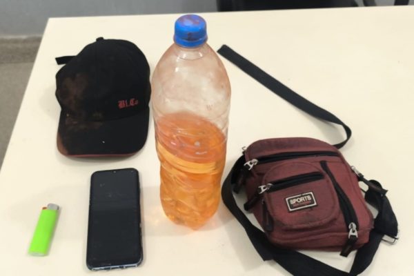 Imagem mostra bolsa, celular, isqueiro e gasolina