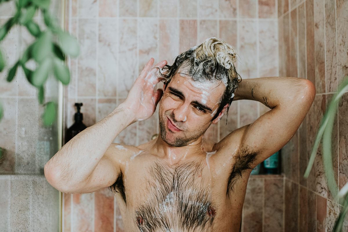 Foto colorida de homem tomando banho - Metrópoles