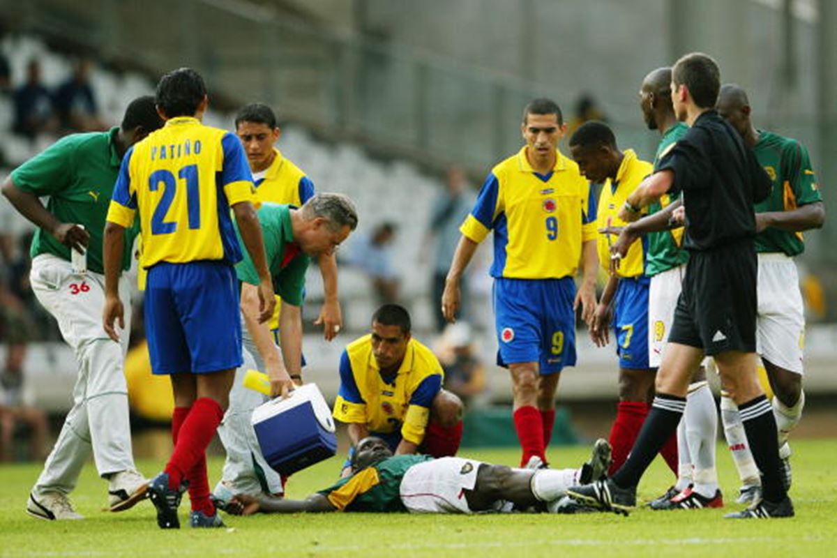 Imagem colorida de jogador caído no chão - Metrópoles