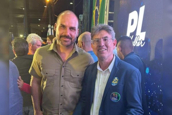 imagem colorida de eduardo bolsonaro e hudson marçal, irmão de pablo marçal