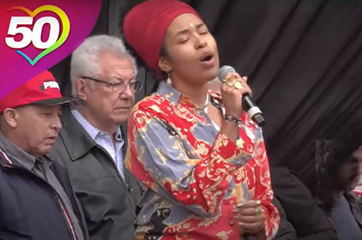Cantora em comício de Guilherme Boulos