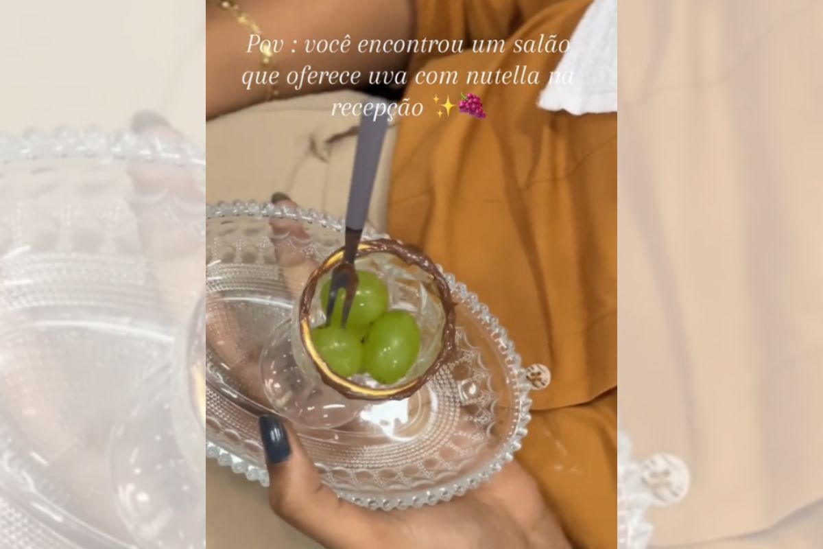 Foto colorida de uma taça de uva com Nutella - Metrópoles