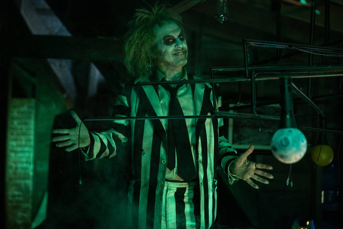 Foto colorida de Michael Keaton como Beetlejuice em Os Fantasmas Ainda se Divertem: Beetlejuice Beetlejuice