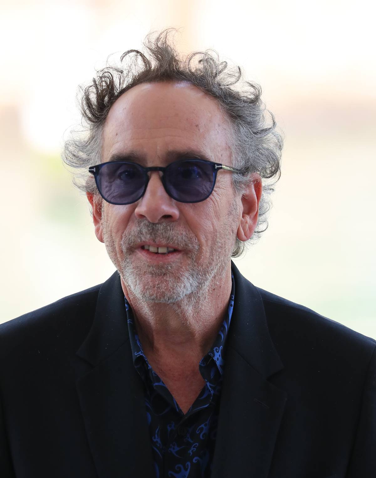 Foto colorida do diretor Tim Burton - Metrópoles