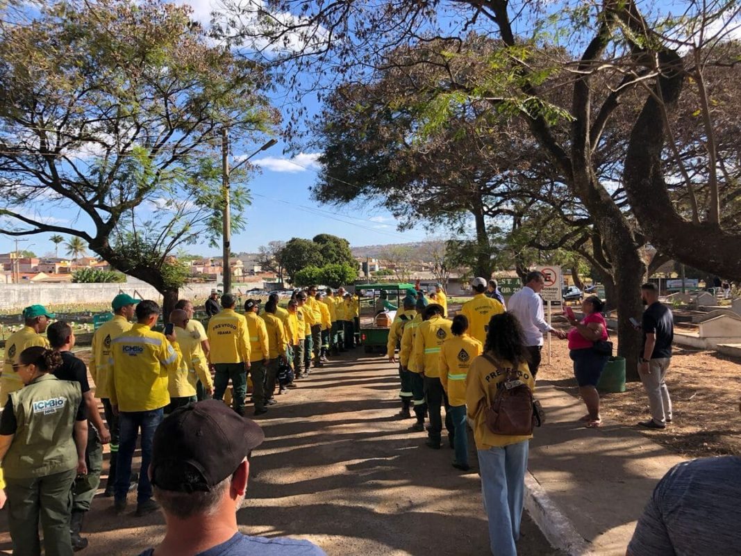 imagem colorida, pessoas partindo rumo à um sepultamento