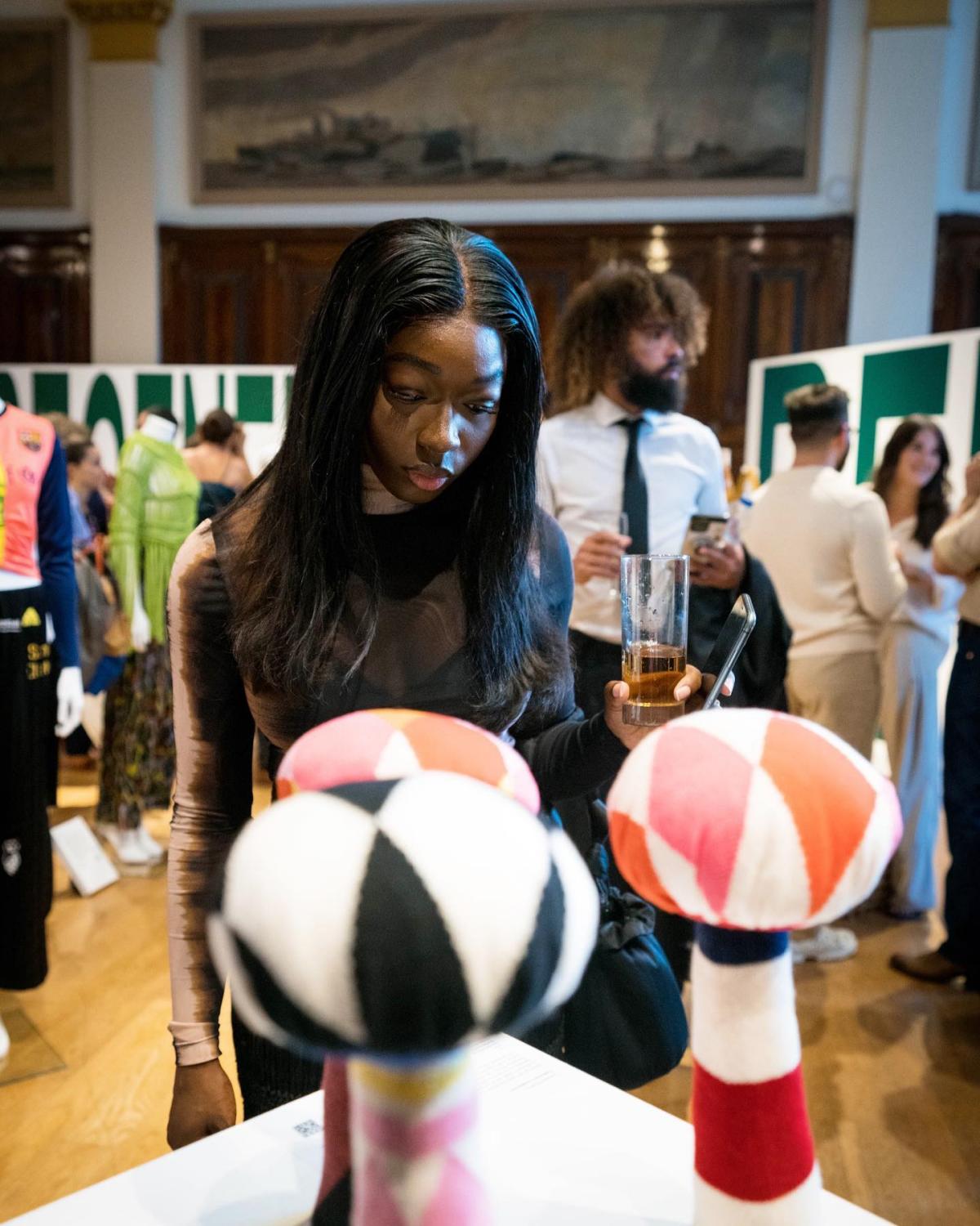 Na imagem com cor, foto do evento Brazil Creating Fashion For Tomorrow em Londres - Metrópoles