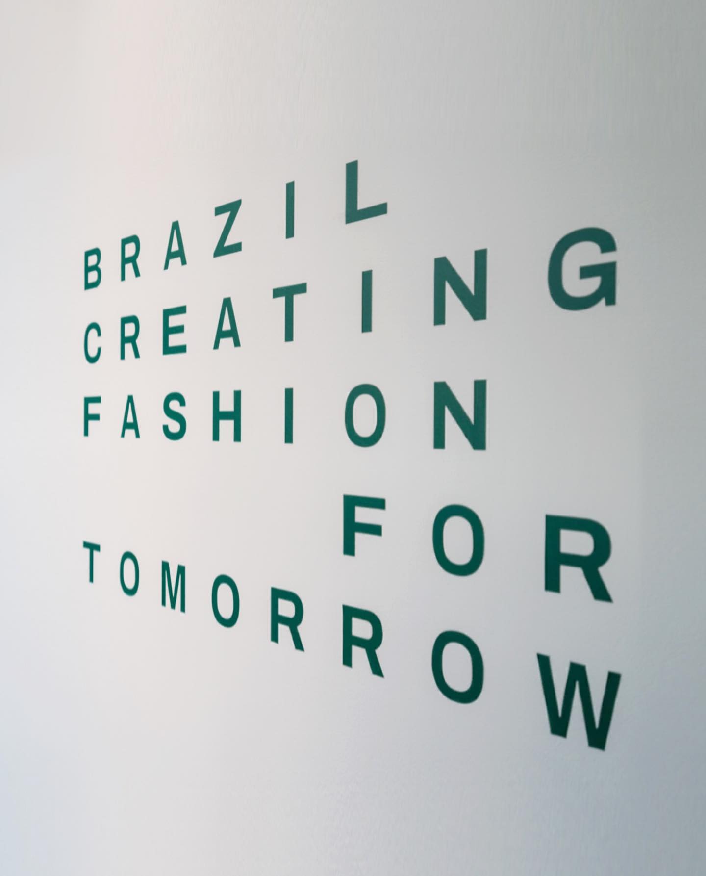 Na imagem com cor, foto do evento Brazil Creating Fashion For Tomorrow em Londres - Metrópoles