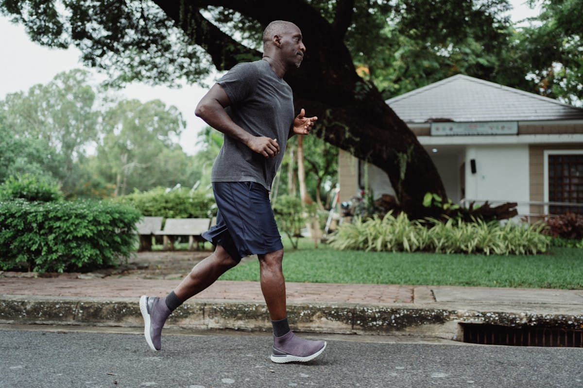 Homem negro praticando corrida ao ar livre - Metrópoles