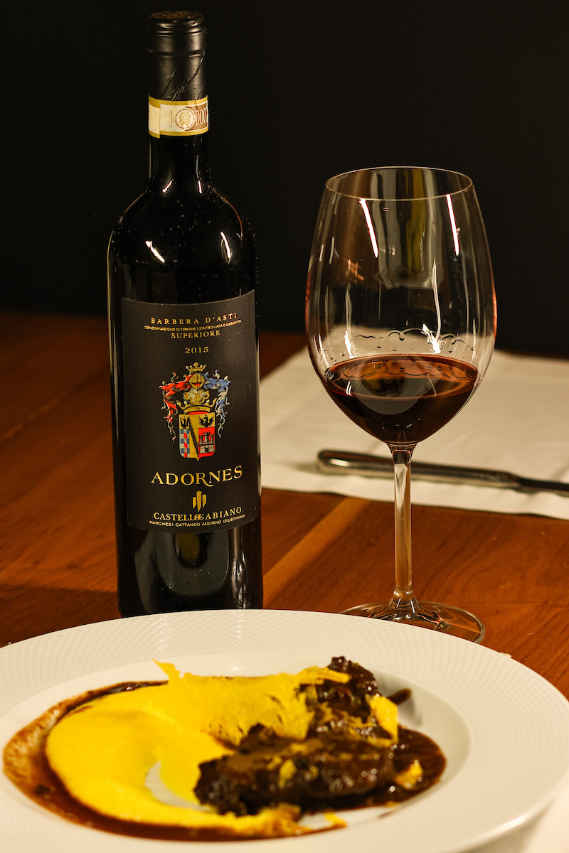 Brasato di guancia con polenta sharmonizado com Adornes Barbera D’sti Superiore DOCG