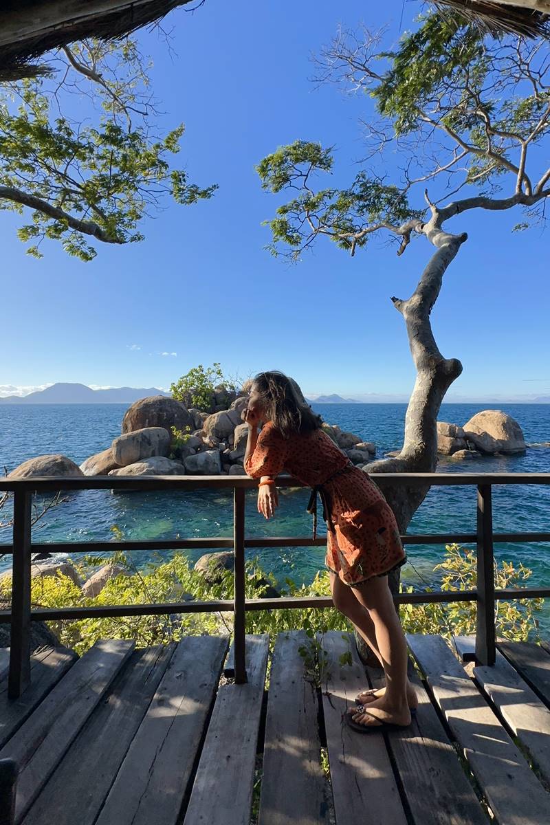 Foto colorida de mulher olhando vista do mar - Metrópoles