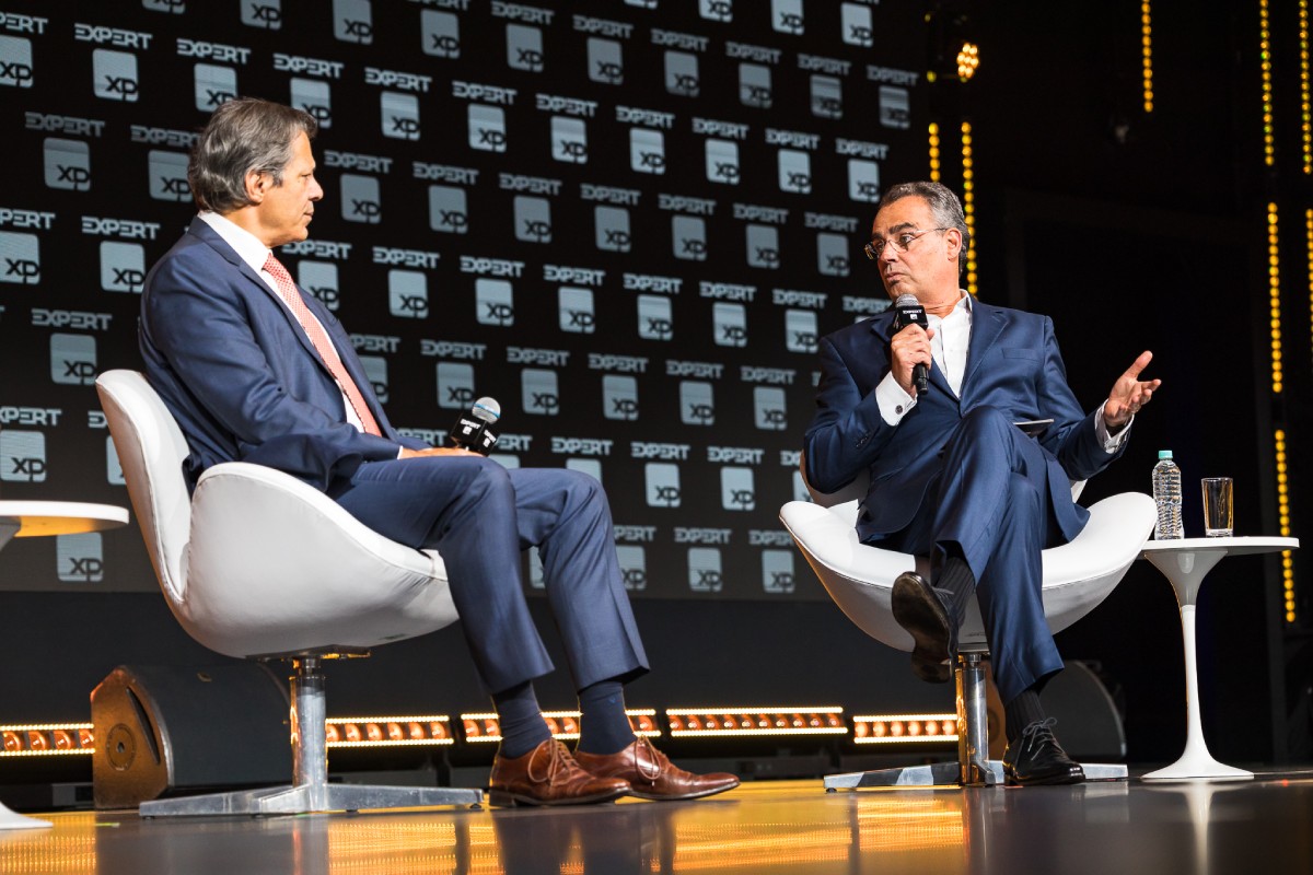 Fotografia colorida do Ministro da Fazenda, Fernando Haddad, em conversa com o CEO do Banco XP, José Berengue - Metrópoles