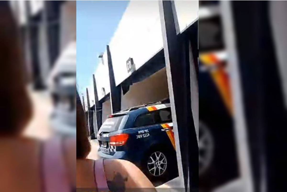 Vídeo: travesti expõe PMs fardados em viatura após "festinha" em motel
