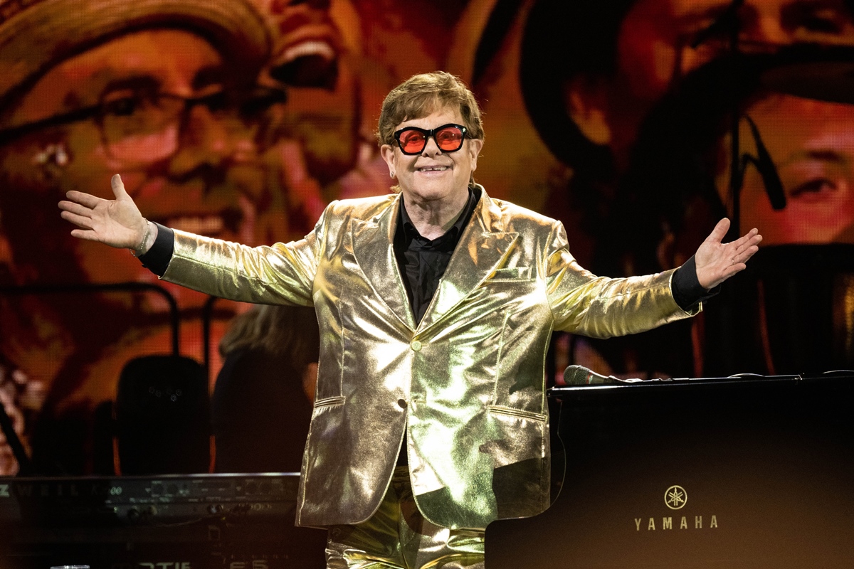 Foto colorida - Elton John no Glastonbury Festival 2023