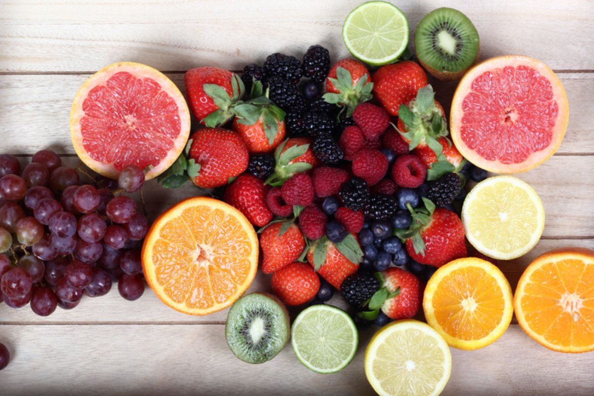 Imagem colorida de frutas juntas em cima de uma mesa