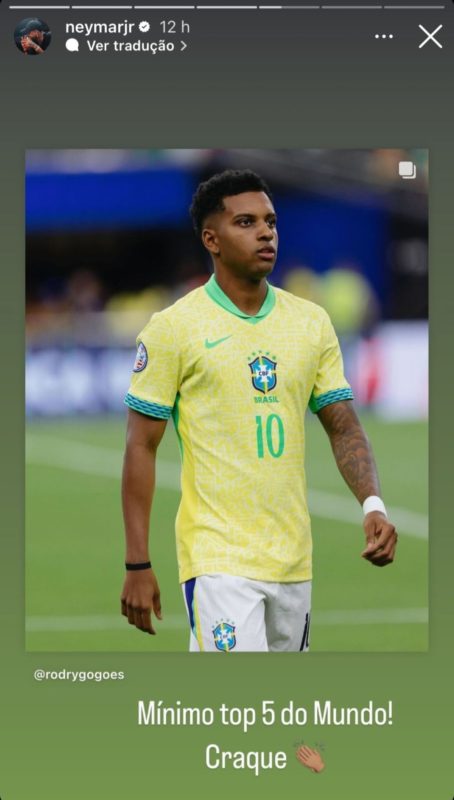 Foto colorida de Neymar defendendo Rodrygo - Metrópoles