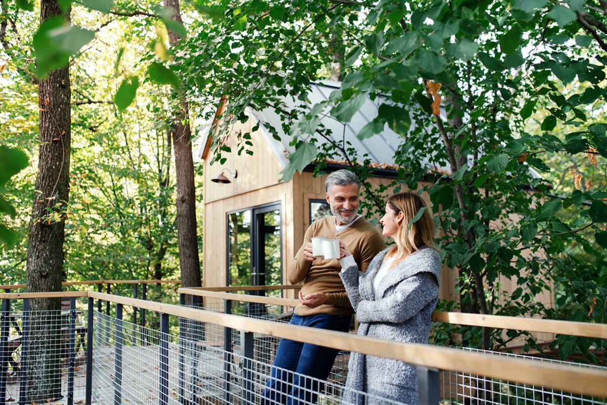 Um homem e uma mulher tomando café na natureza