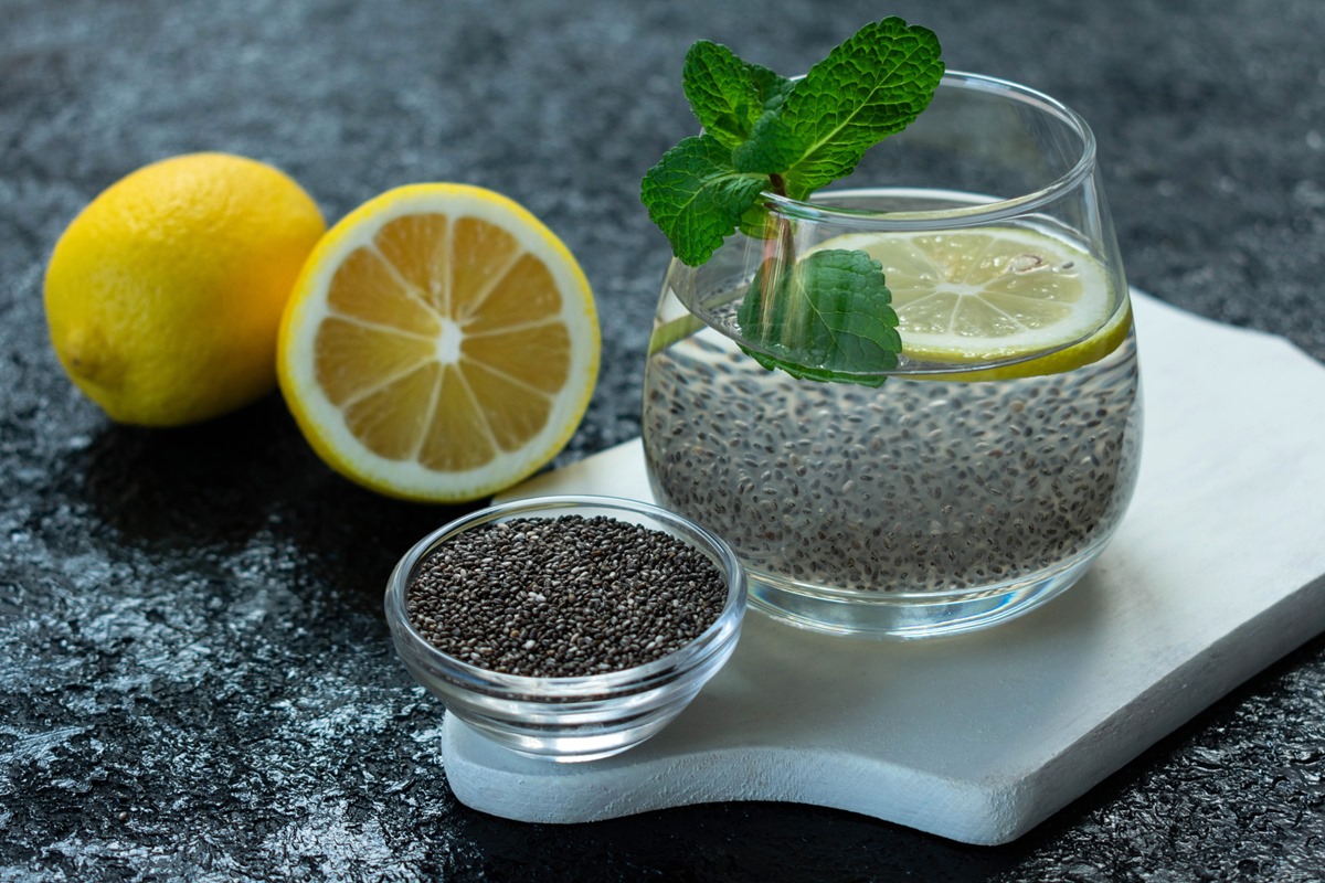 Copo com sementes de chia e limão. Bebida para emagrecer.