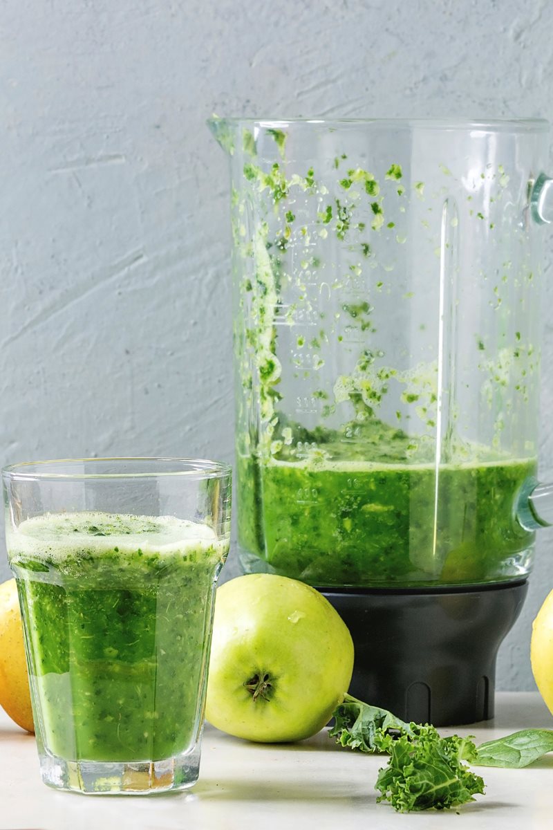 Foto colorida de liquidificador e copo com suco verde - Metrópoles