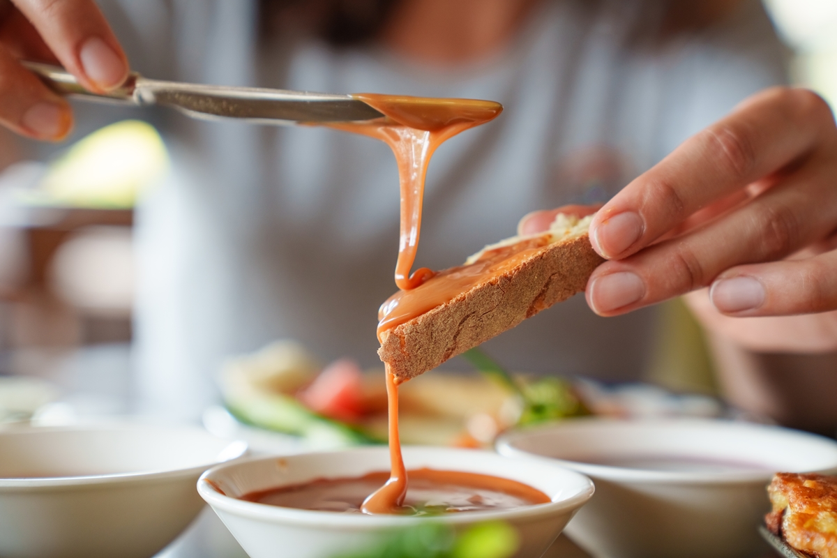 Foto colorida -pão com doce de leite