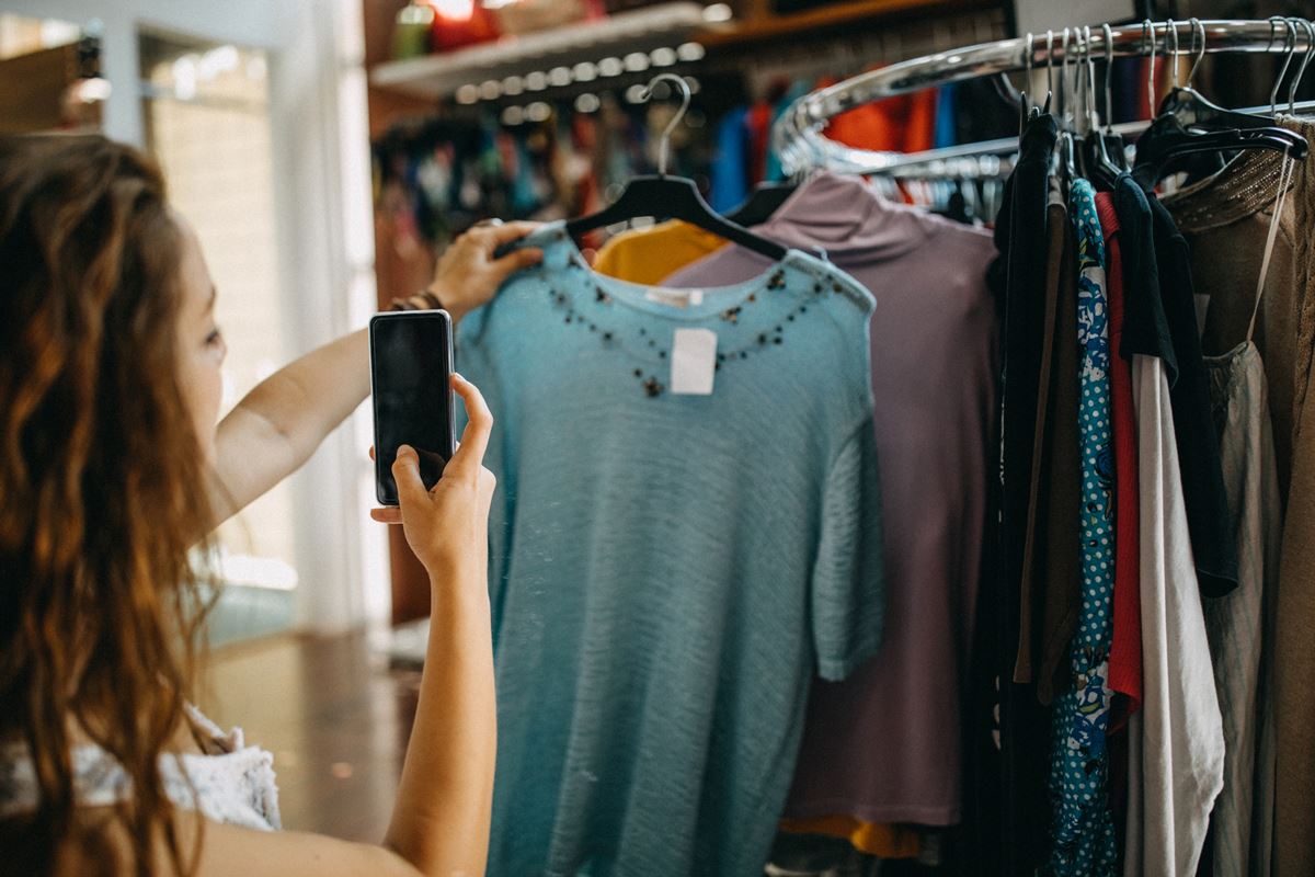 Na imagem com cor, pessoas dentro de loja comprando roupas - Metrópoles