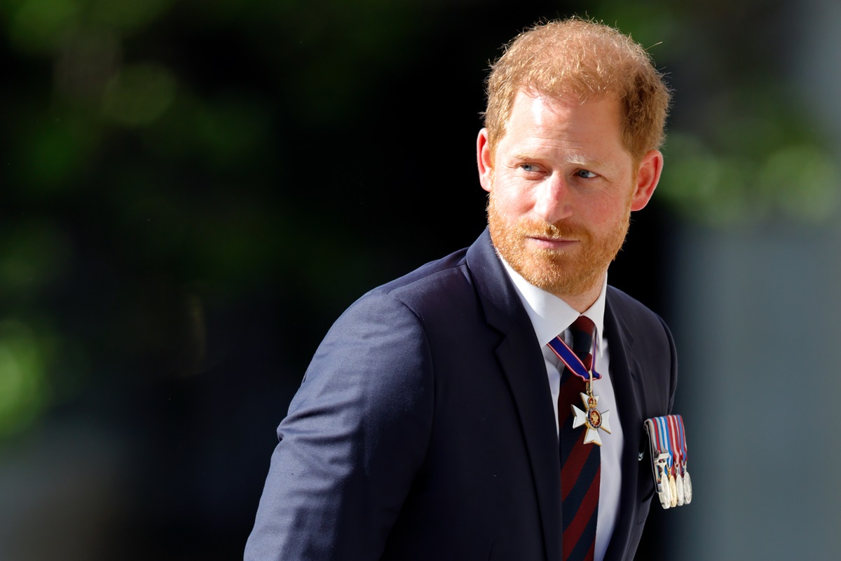 Foto colorida de homem com blazer preto e medalhas militares. Ele está caminhando - Metrópoles