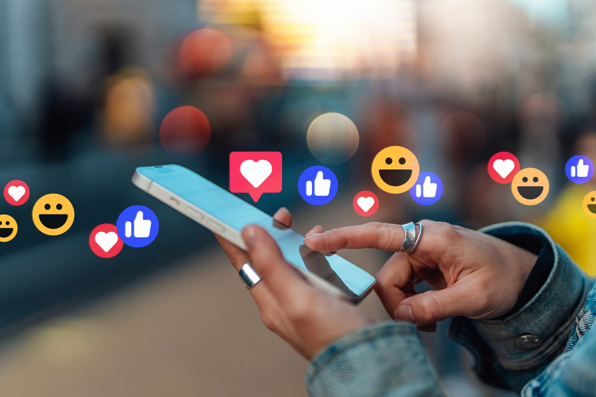 Imagem colorida de pessoa interagindo nas redes sociais - Metrópoles
