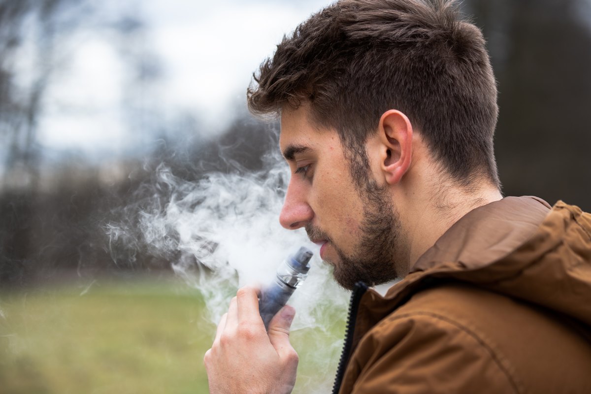 Foto colorida de homem fumando vape - Metrópoles