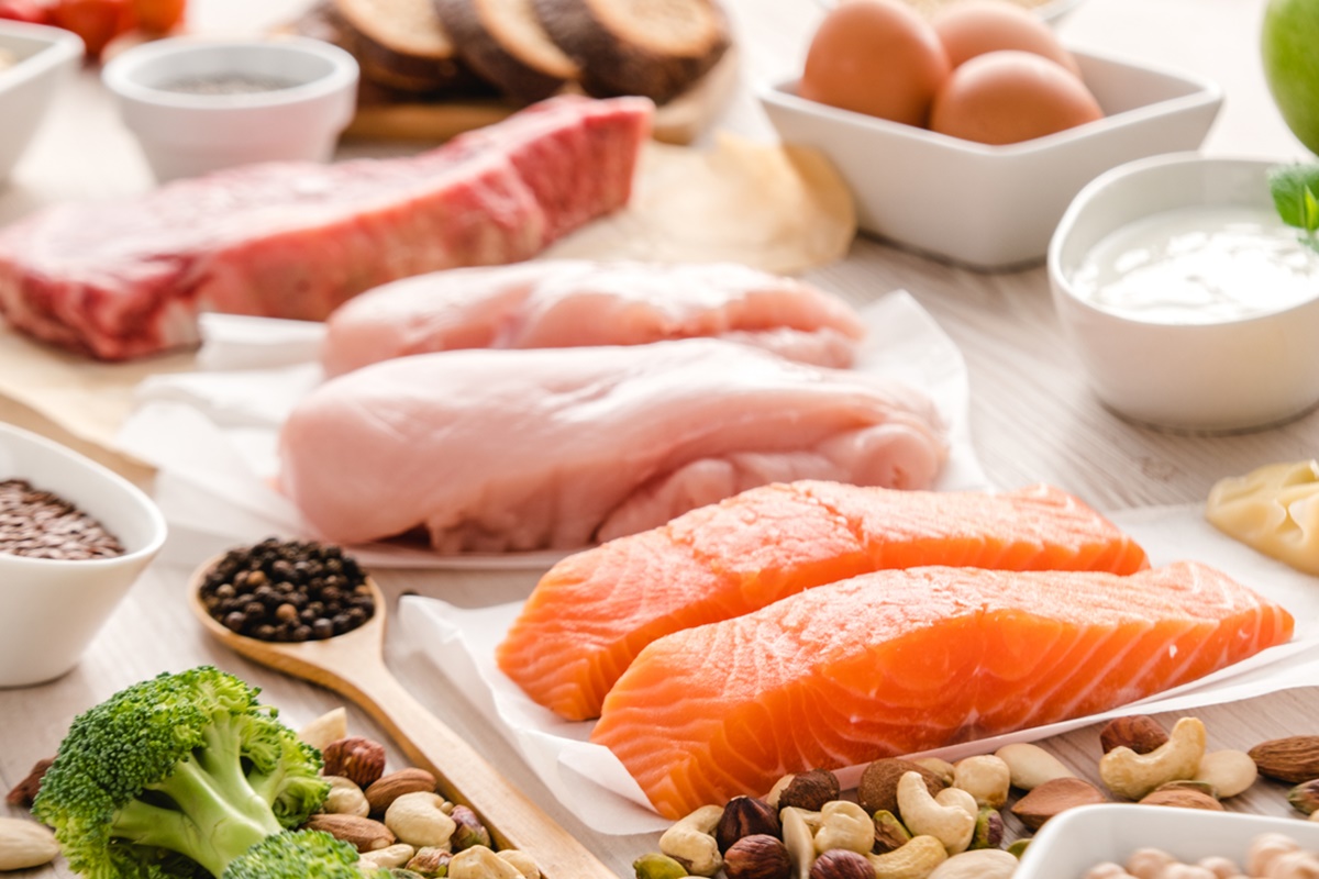 conceito de alimentação e dieta saudável - natural rico em alimentos ricos em proteína dispostos em na mesa