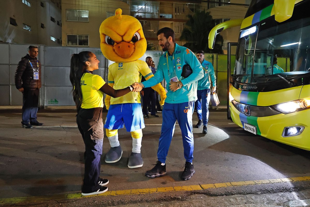 Imagem colorida de Julia Soares recepcionando os jogadores da Seleção Brasileira