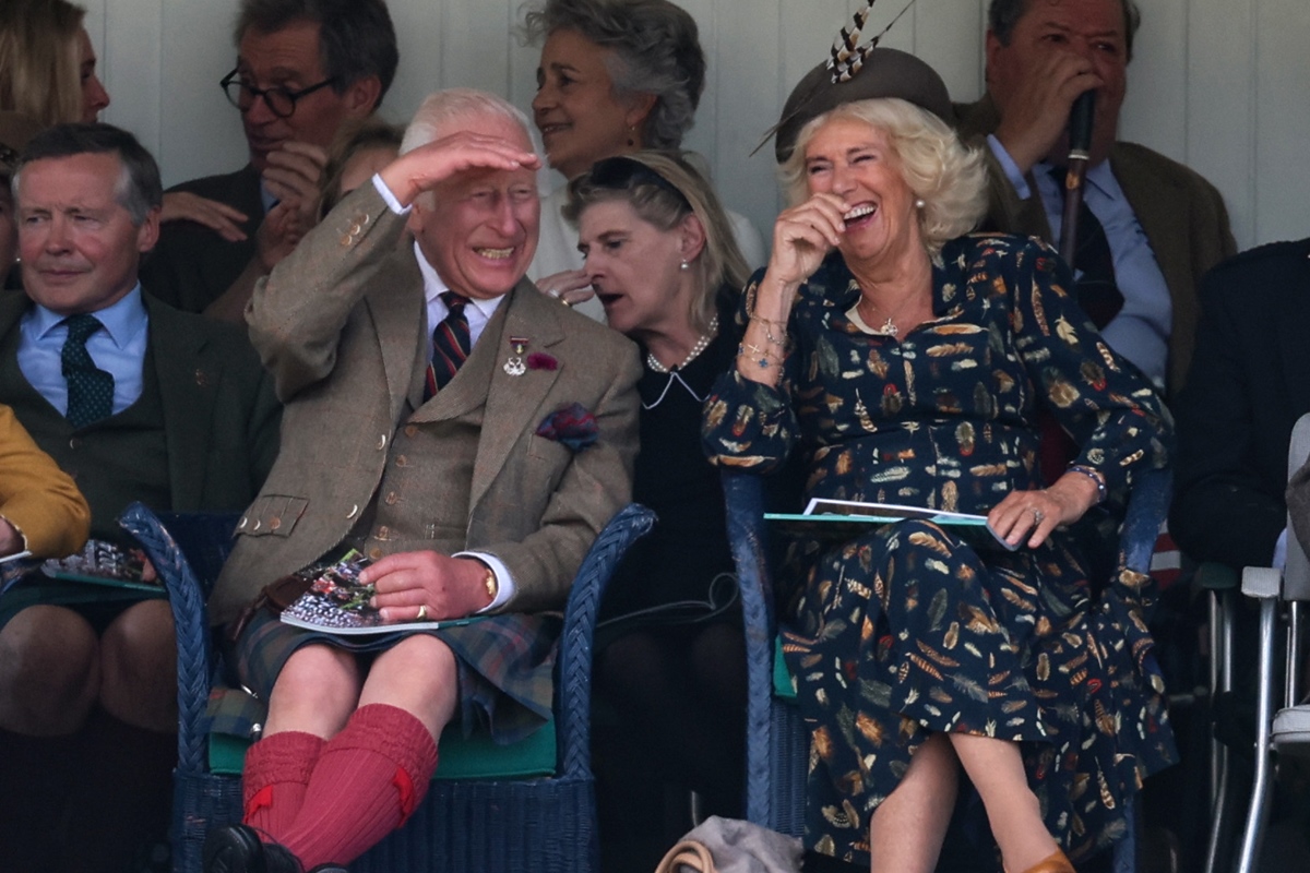 Foto colorida- rei e rainha da iInglaterra