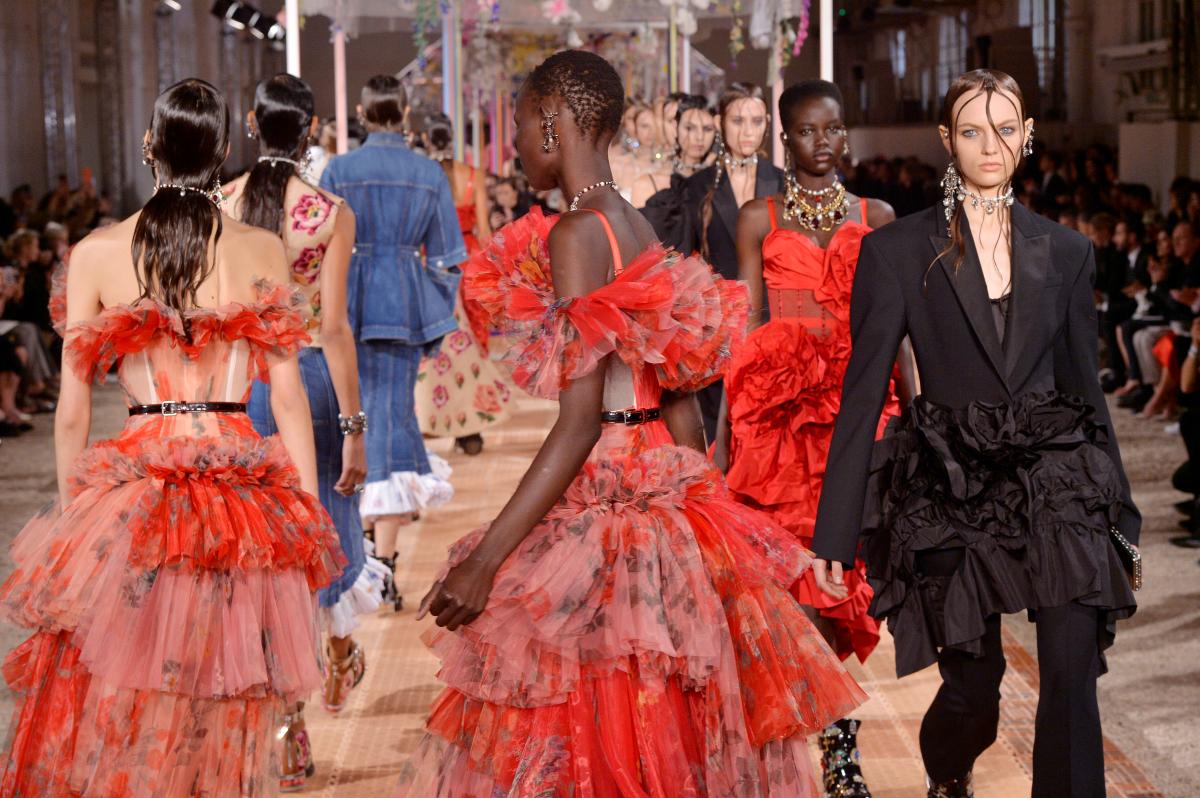 Na imagem com cor, foto de modelos no desfile da marca Alexander McQueen - metrópoles 