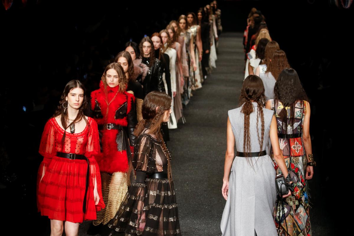 Na imagem com cor, foto de modelos no desfile da marca Alexander McQueen - metrópoles 