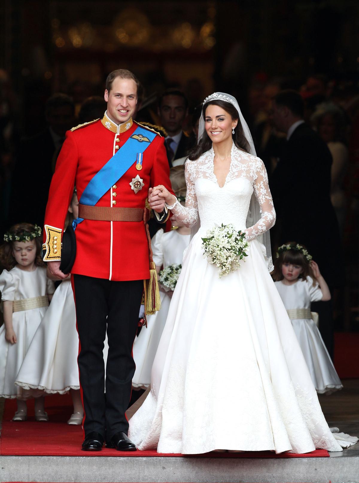 Na imagem com cor, foto do casamento do príncipe William e Kate Middleton - metrópoles