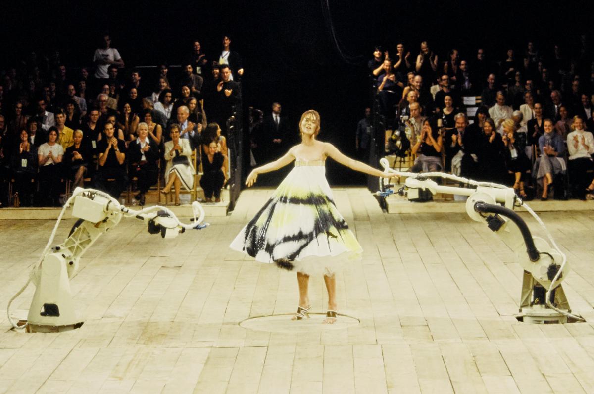  Na imagem com cor, foto da coleção de Alexander McQueen - metrópoles 