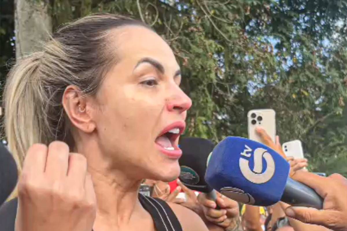 Foto colorida da influencer Deolane Bezerra saindo da prisão em Pernambuco (PE) - Metrópoles