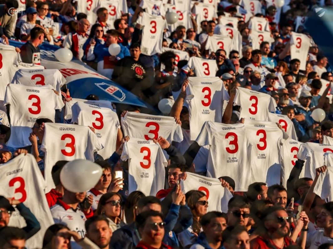 Imagem colorida de torcedores do Nacional com camisas de Izquierdo