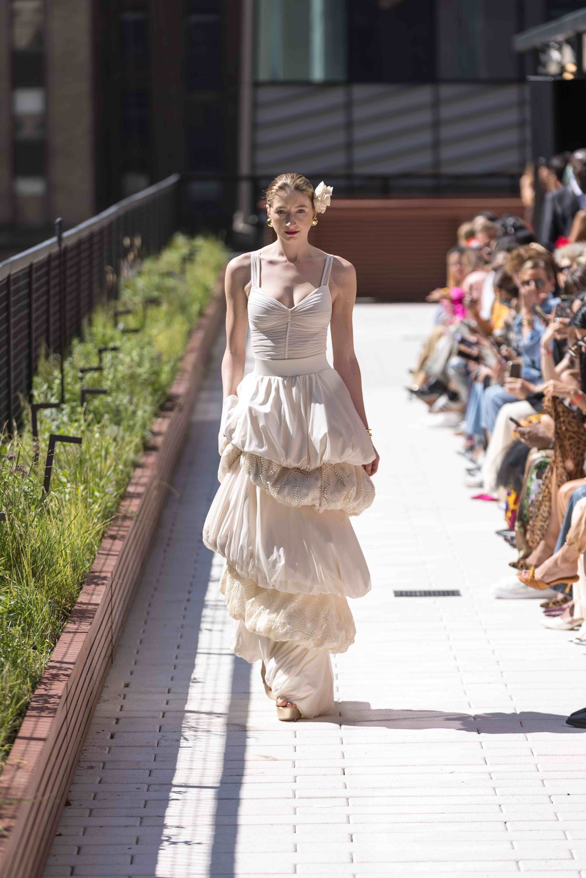 Na imagem com cor, modelos desfilam durante o New York Fashion Week - Metrópoles