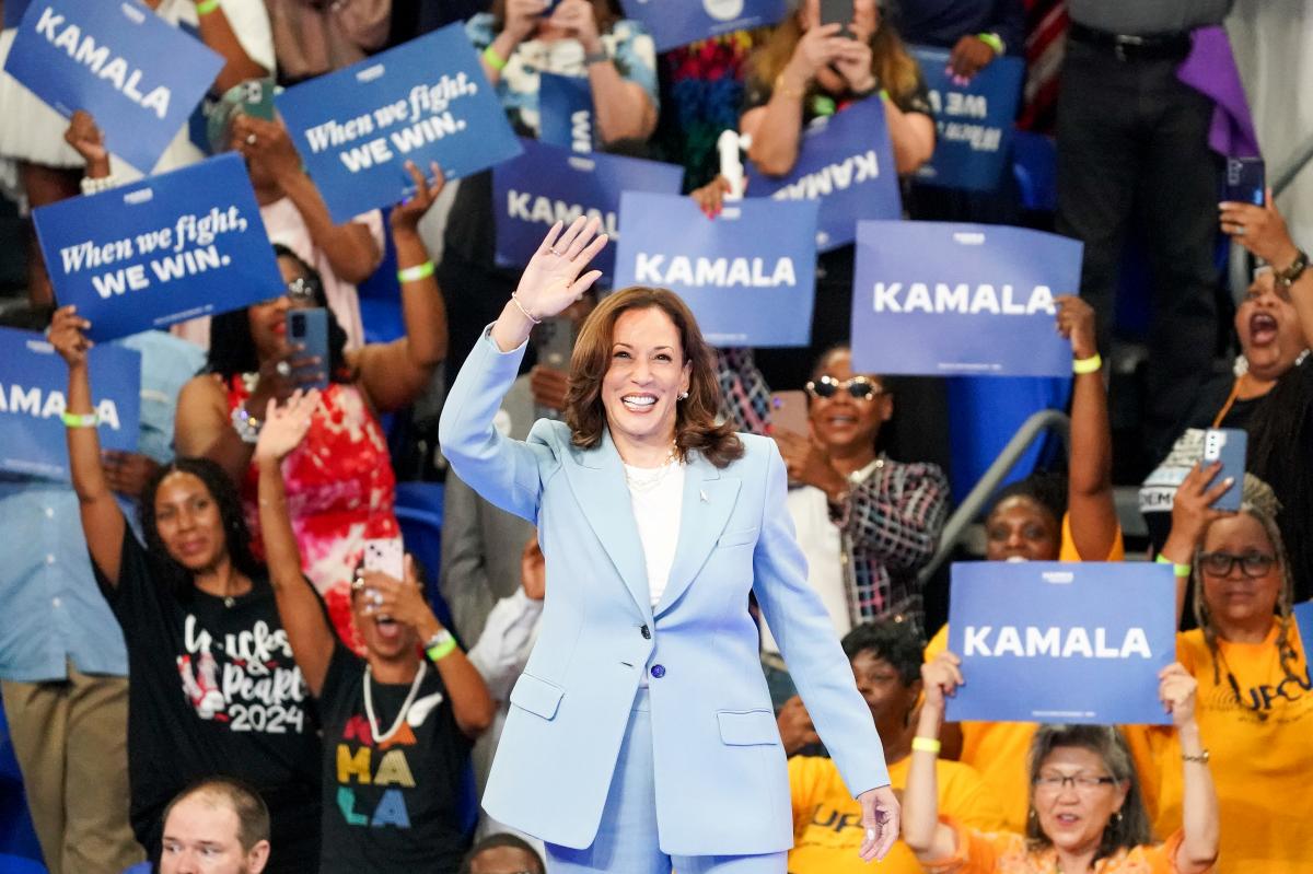 Na imagem com cor, foto de kamala harris - metrópoles