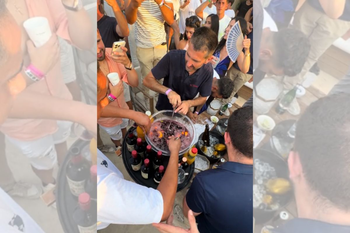 Foto colorida de várias pessoas fazendo drinque - Metrópoles