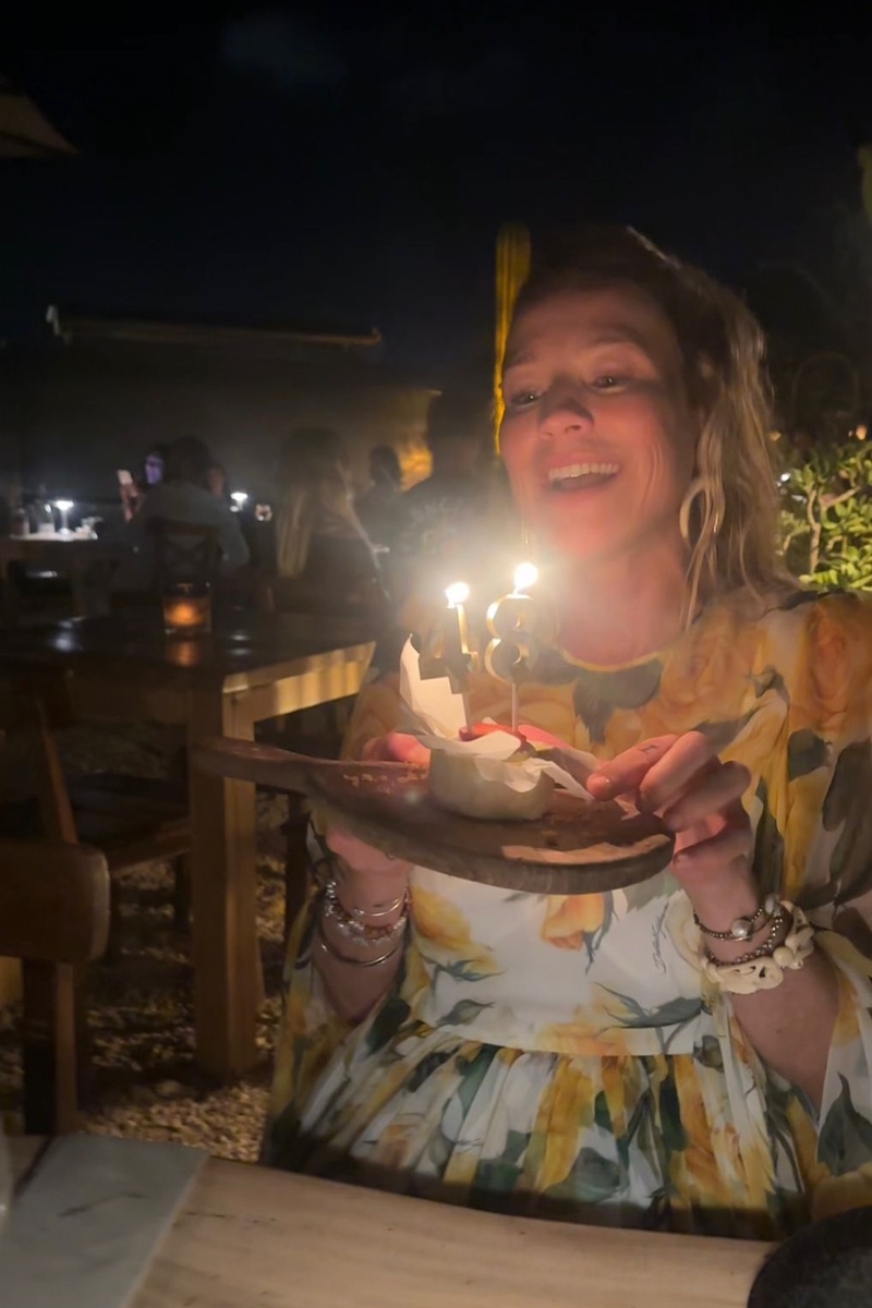 Foto colorida - Luana Piovani com bolinho em restaurante em Ibiza