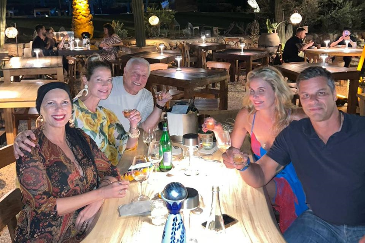 Foto colorida - Luana Piovani com 4 amigos em mesa de restaurante