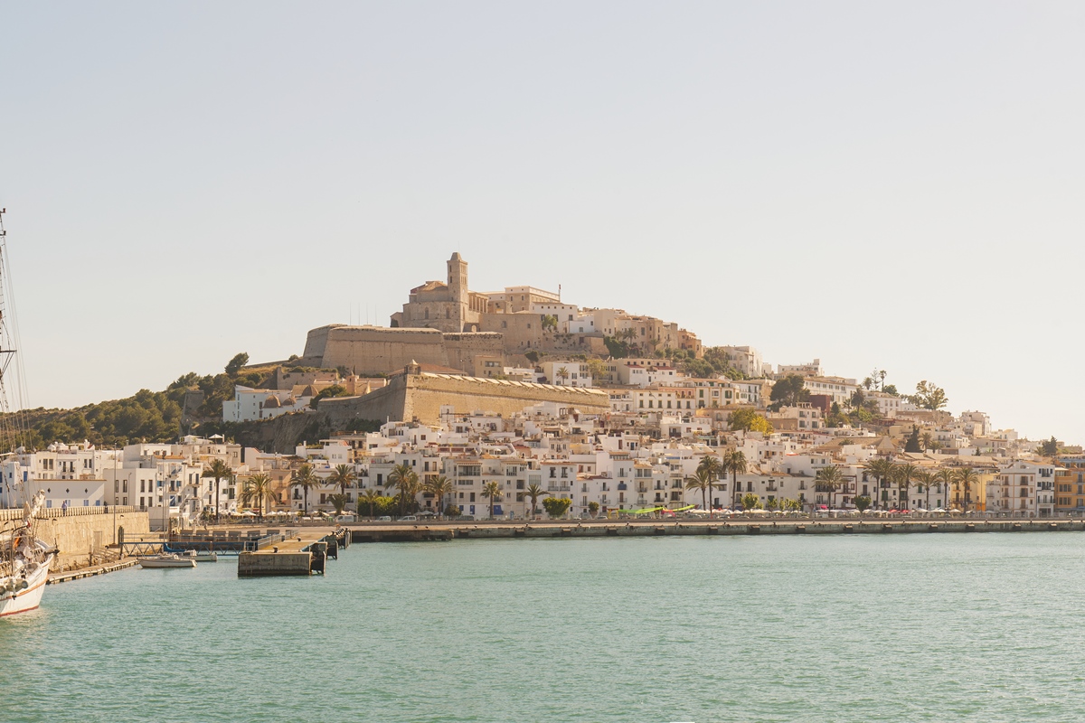 Foto colorida - Praia de Ibiza