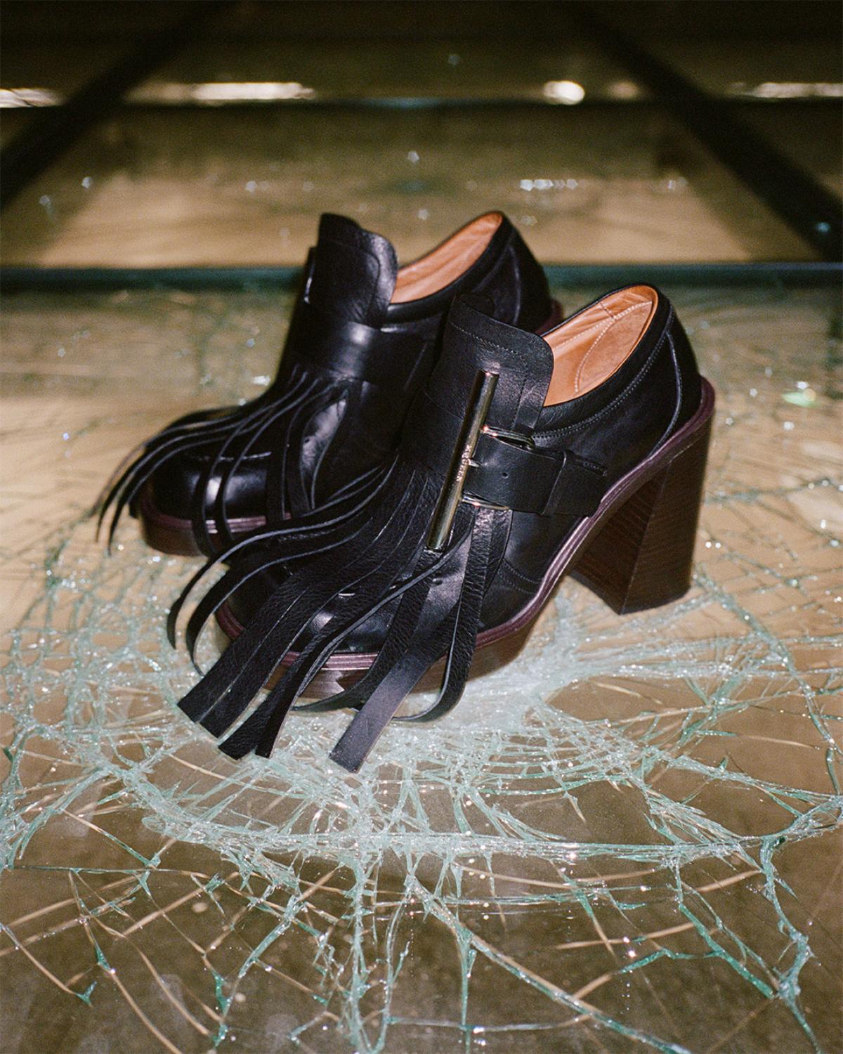 Na imagem com cor, fotos dos sapatos da grife Alexander McQueen - metrópoles