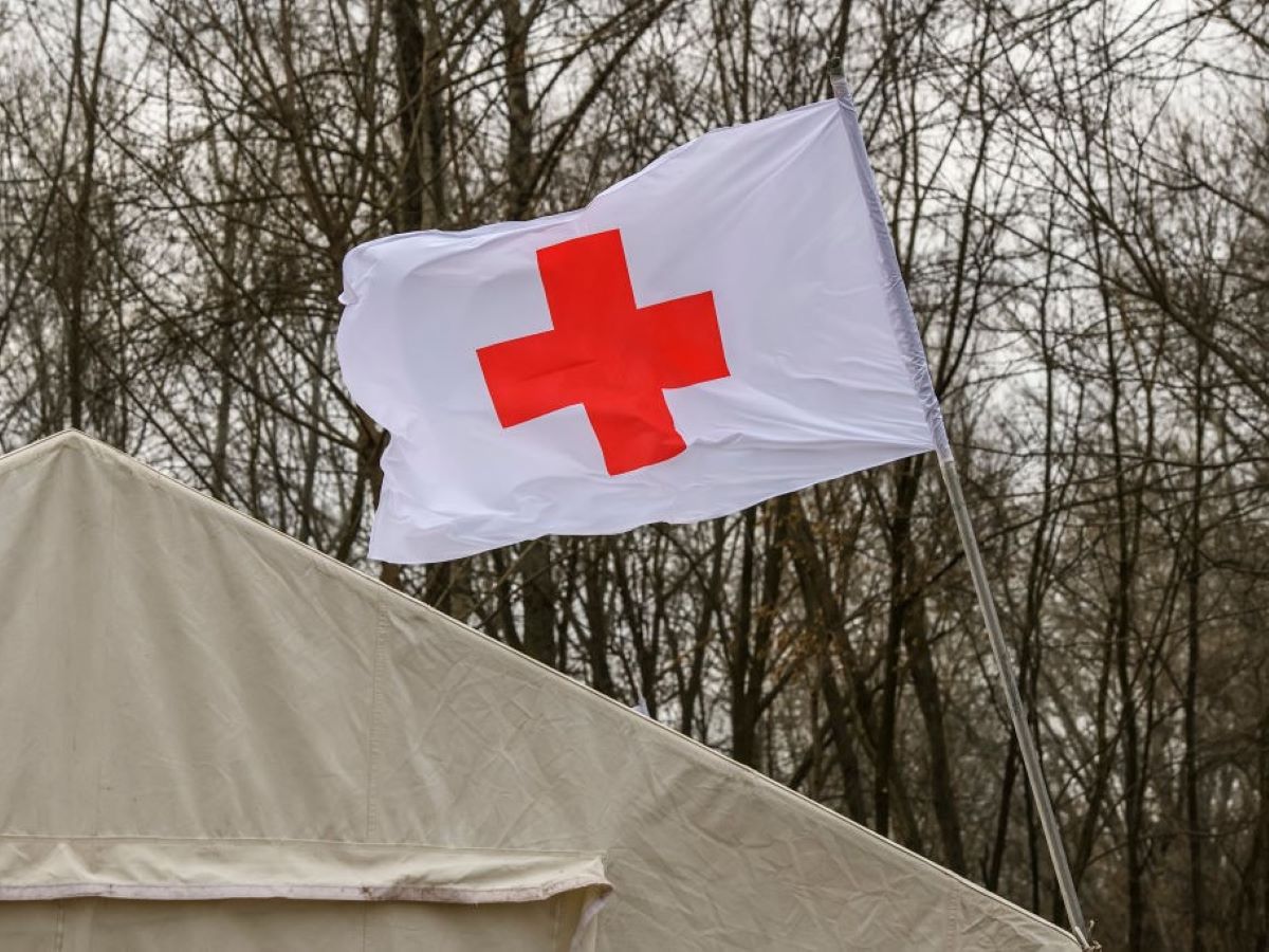 Bandeira do Comitê Internacional da Cruz Vermelha sobre uma tenda médica durante o treinamento - Metrópoles