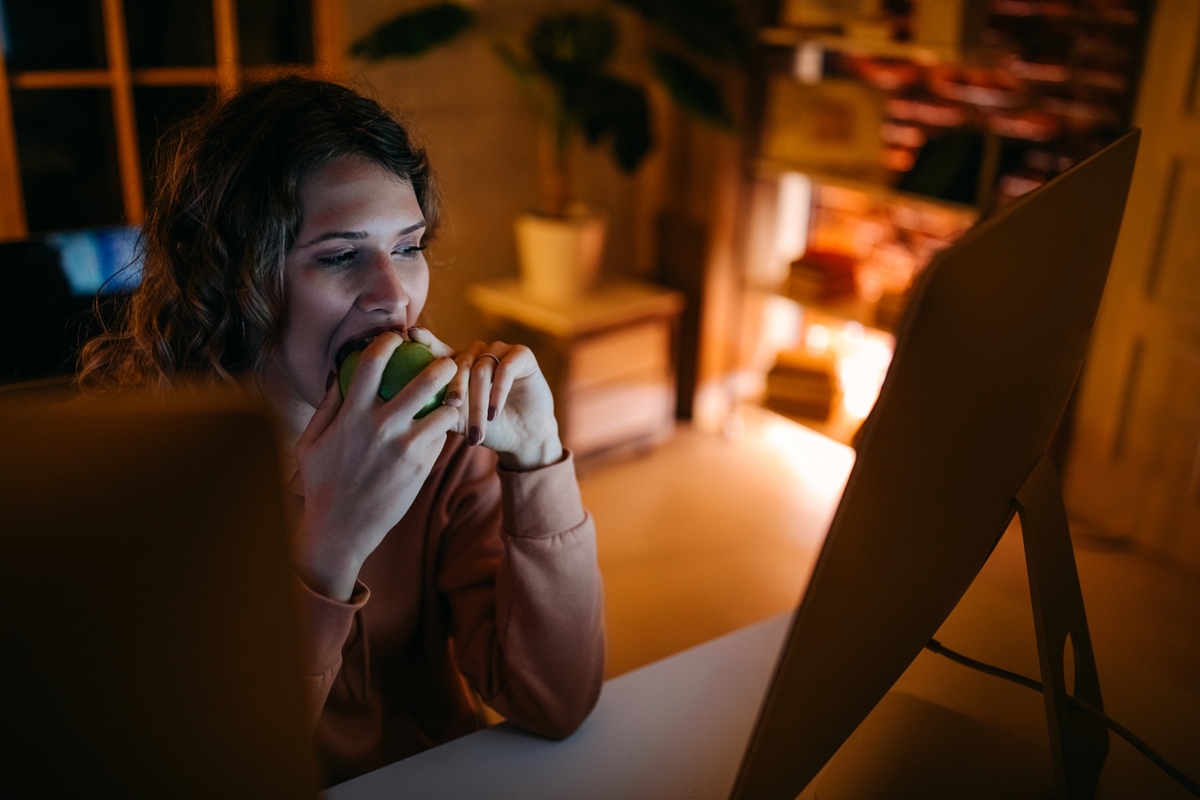 Mulheres jovens usando computador em quarto escuro, mulher de suporte de TI