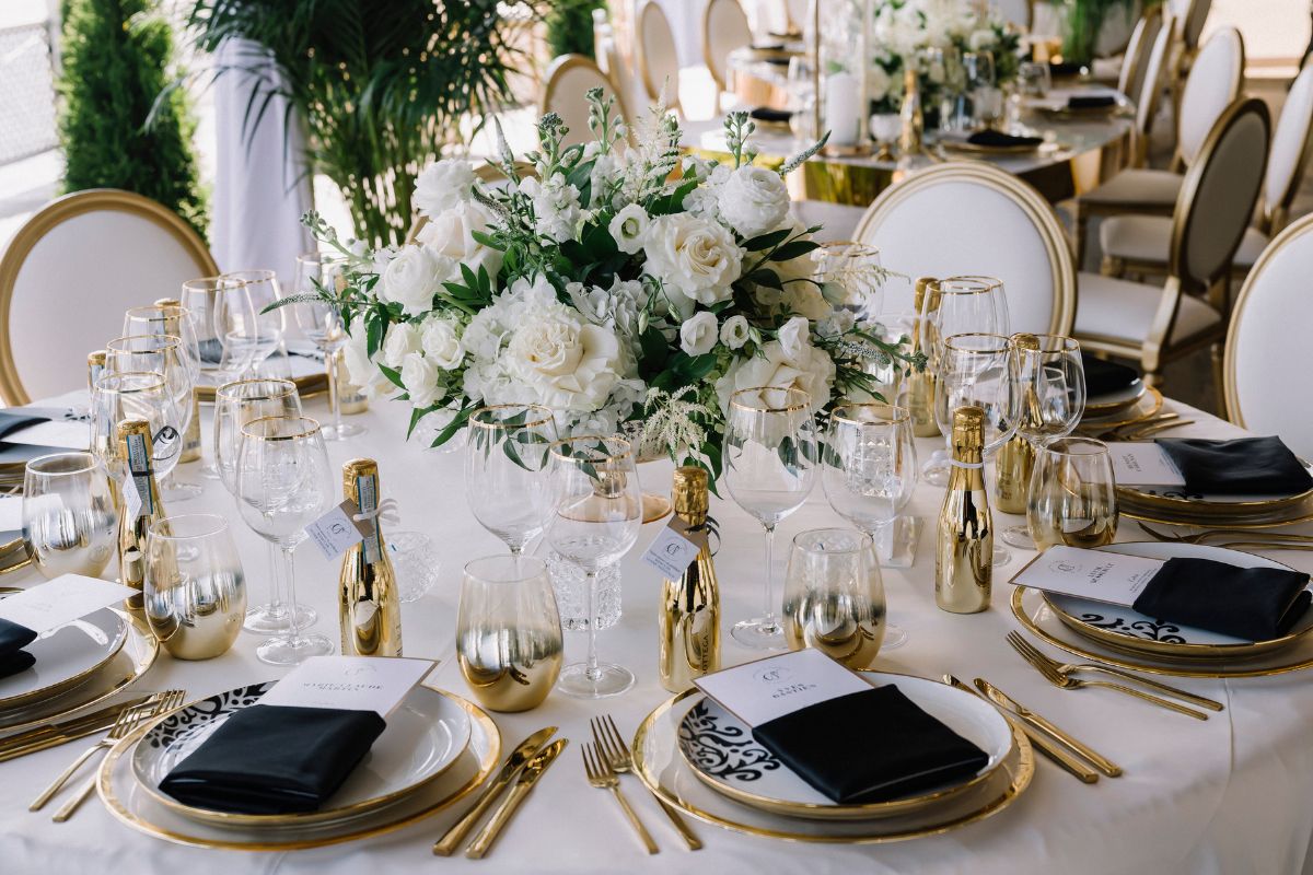 Foto colorida de um mesa de casamento - Metrópoles