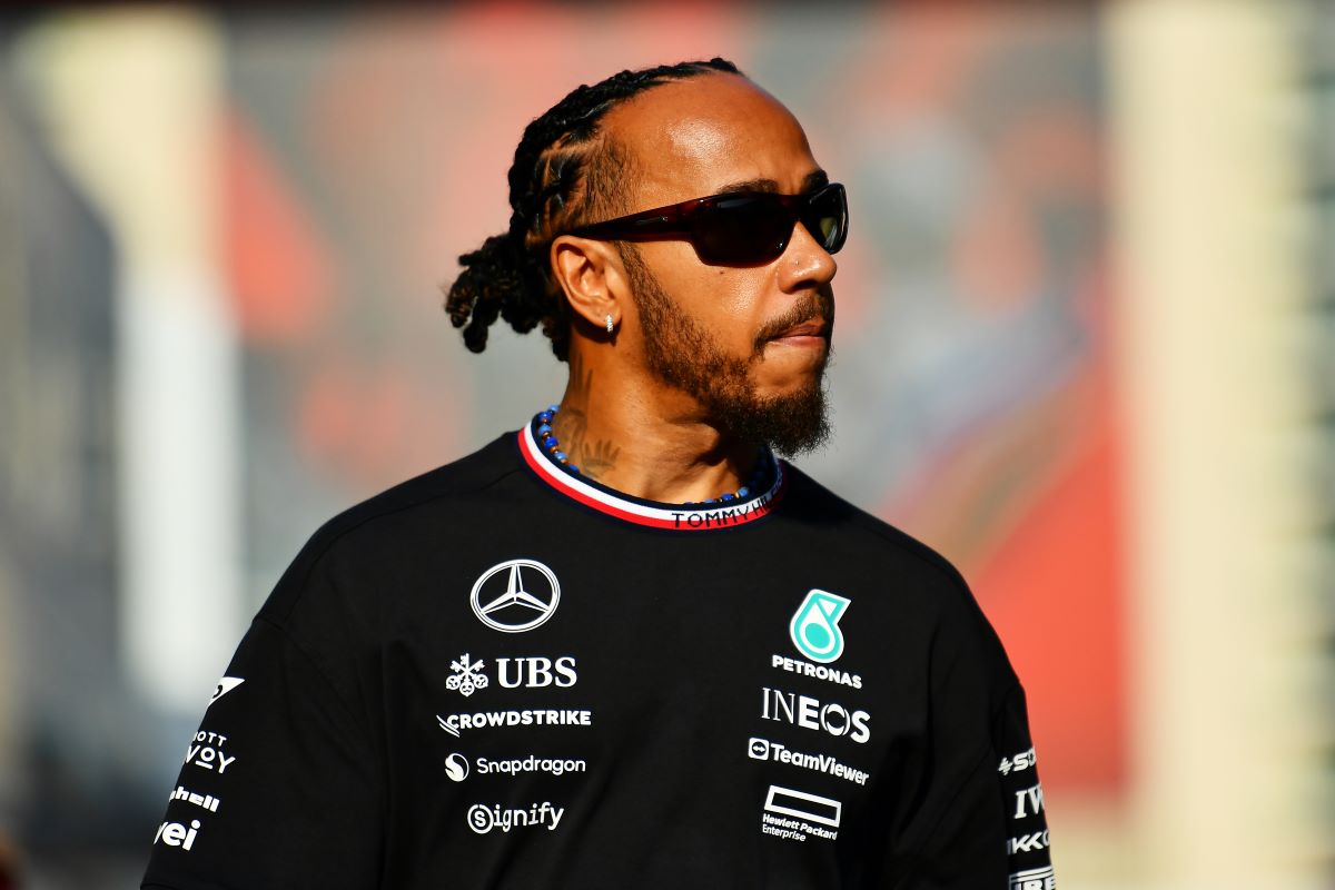 Imagem colorida de Lewis Hamilton - Metrópoles