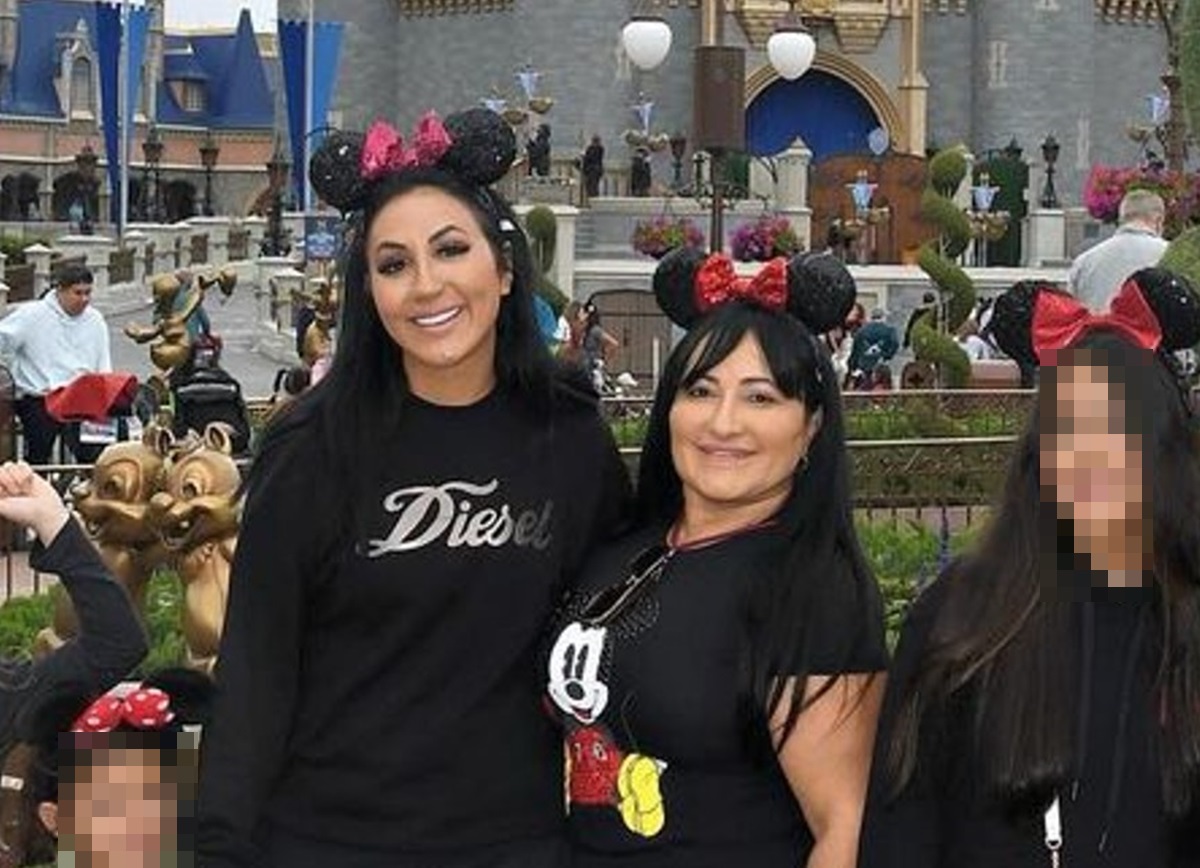 Foto colorida de Dayanne Bezerra e Solange Bezerra na Disney - Metrpoles