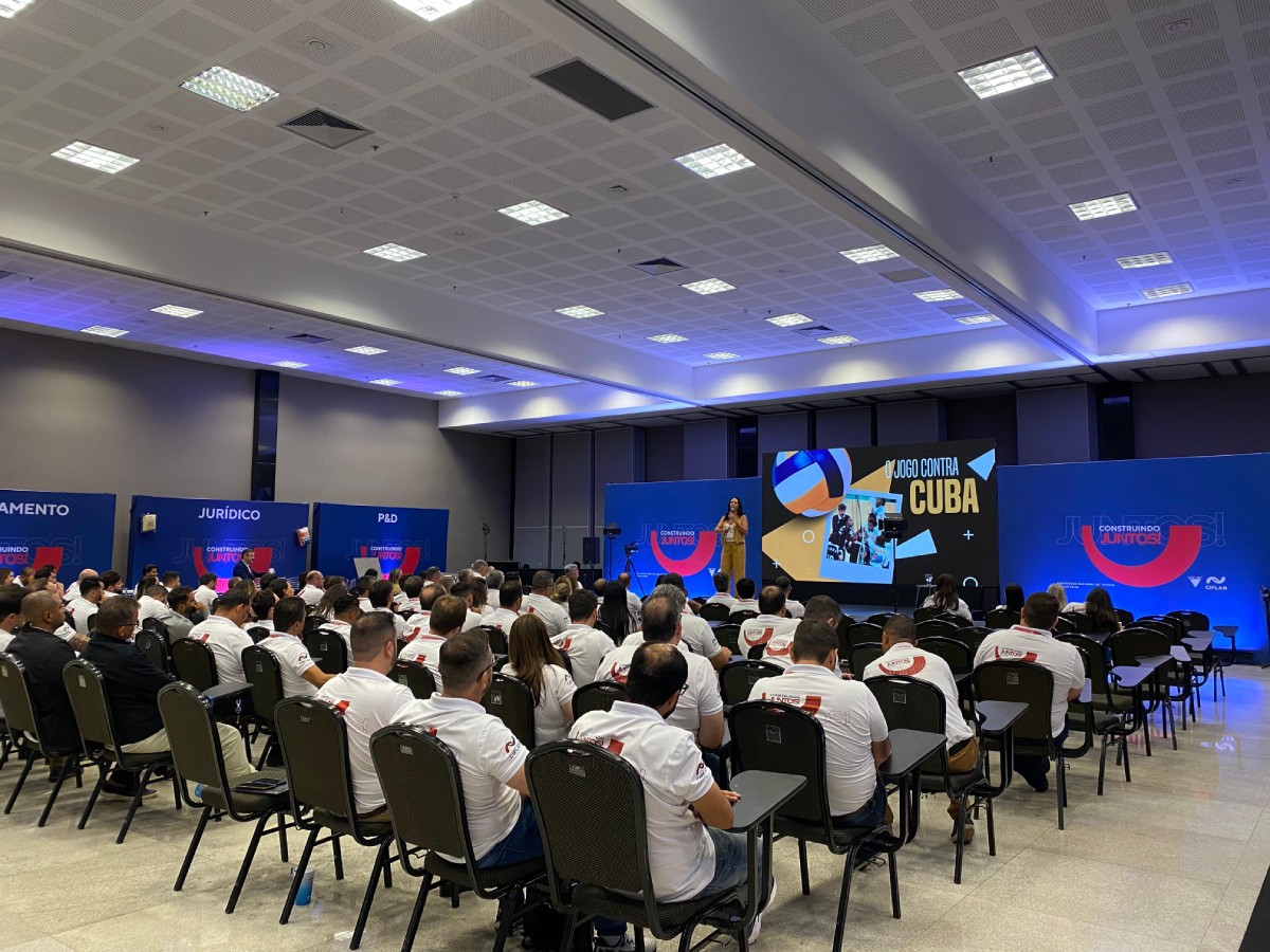 Fotografia colorida mostrando auditório lotado com pessoas no palco - Metrópoles